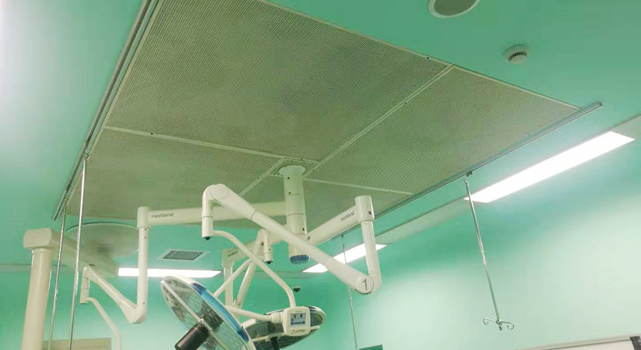 手术室安装液槽密封式高效过滤器,及高分子均流膜,为手术时的空气防疫提供保障。